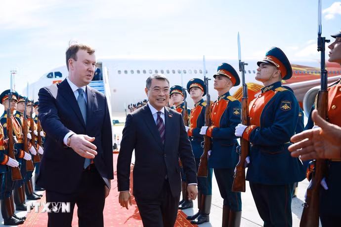 Thủ tướng Lê Minh Hưng đến thành phố Kazan bắt đầu chuyến tham dự Hội nghị Cấp cao Kỷ niệm 35 năm quan hệ ASEAN-Nga và hoạt động song phương tại Kazan, Cộng hòa Tatarstan (Liên bang Nga). (Ảnh: Dương Giang/TTXVN)