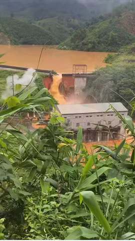 Nước chảy cuồn cuộn tại khu vực vỡ đập thủy điện Bắc Khê ở Lạng Sơn