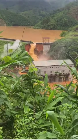 Nước chảy cuồn cuộn tại khu vực vỡ đập thủy điện Bắc Khê ở Lạng Sơn