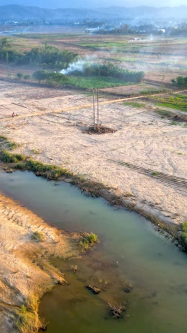 Những dải cát bồi lấp kéo dài xen dòng nước, cho thấy mức độ thiệt hại lớn của nông dân xã Gò Nổi (Đà Nẵng) sau đợt mưa lũ kéo dài ở miền Trung vừa qua. (Ảnh: Thanh Phong/Vietnam+)