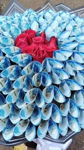 Một bó hoa được làm từ đồng nội tệ ở Kenya. (Nguồn: CNN)