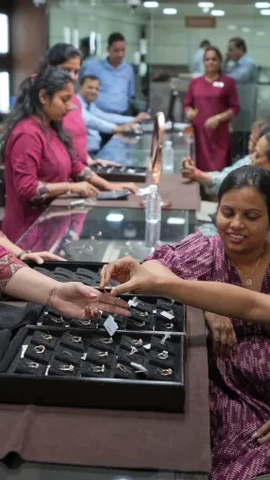 Hoạt động kinh doanh nhẫn kim cương ở Ahmedabad, Ấn Độ. (Ảnh: Al Jazeera)