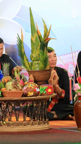 Thực hành nghi lễ cúng, cầu mưa thuận, gió hòa, mùa màng bội thu, người người khỏe mạnh, bình an tại Tết té nước của dân tộc Lào ở Điện Biên. (Ảnh: Trung Kiên/TTXVN)