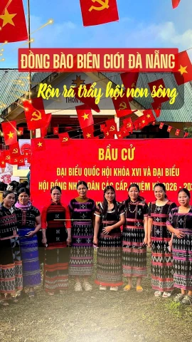 Sắc cờ nhuộm đỏ rực rỡ tại một điểm bầu cử ở xã biên giới La Êê, thành phố Đà Nẵng. (Ảnh: PV/Vietnam+) 