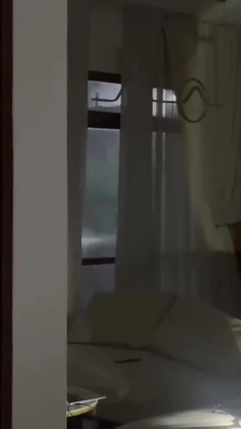 Khoảnh khắc bão Bualoi siêu mạnh đi ngang cửa sổ nhà dân ở Philippines