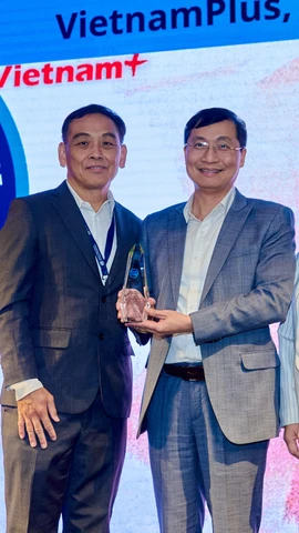 Đại diện VietnamPlus nhận giải thưởng “Đồ họa Tin tức Tổng hợp Tốt nhất” (Best General News Infographics) của WAN-IFRA. (Ảnh: PV/Vietnam+)