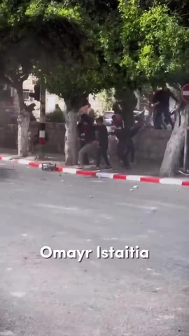 Đoàn xe của Israel di chuyển trong "cơn mưa" gạch đá khi tiến vào Nablus