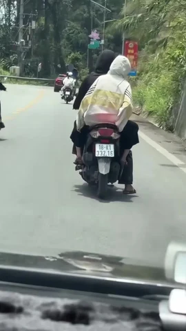Người đàn ông nhanh tay cứu đôi nam nữ gặp nguy do mất phanh khi đổ đèo