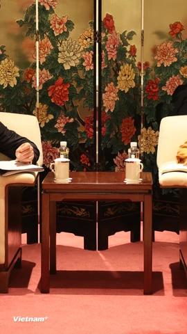 Tổng giám đốc TTXVN Vũ Việt Trang trao đổi với Tổng giám đốc Andrey Kondrashov. (Ảnh: Hoàng Long/Vietnam+)