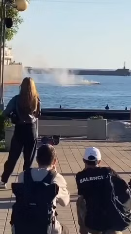 Dân Nga thư giãn đứng xem lính bắn hạ thuyền không người lái Ukraine