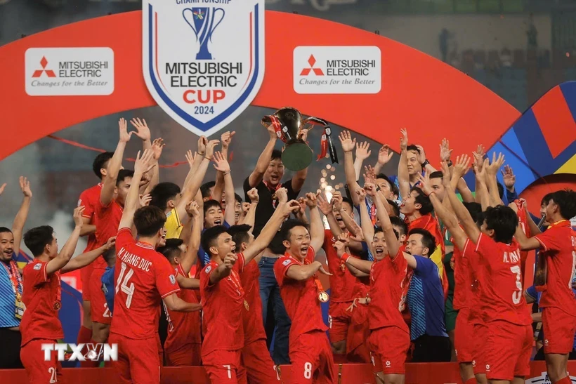 Việt Nam nâng cúp vô địch AFF Cup 2024 ngay trên sân của Thái Lan. (Ảnh: Minh Quyết/TTXVN)