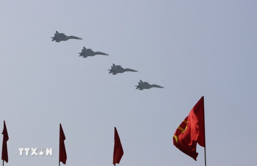 Mở đầu cuộc diễu binh, diễu hành là các biên đội của Không quân nhân dân Việt Nam anh hùng bay trên bầu trời Tổ quốc. (Ảnh: TTXVN)