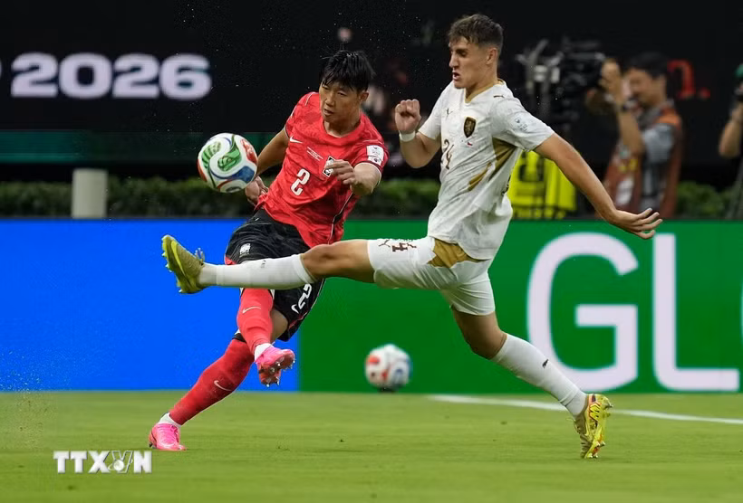 Pha tranh bóng giữa cầu thủ Lee Han-beom (trái) của Hàn Quốc và Alexandr Sojka của CH Séc trong trận đấu. (Ảnh: THX/TTXVN)