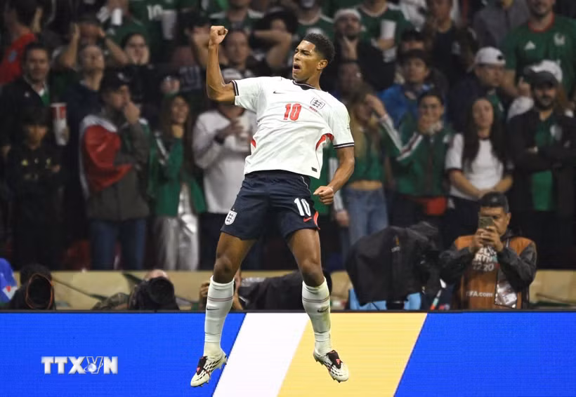 Jude Bellingham lập cú đúp vào lưới Mexico. (Ảnh: AFP/TTXVN)
