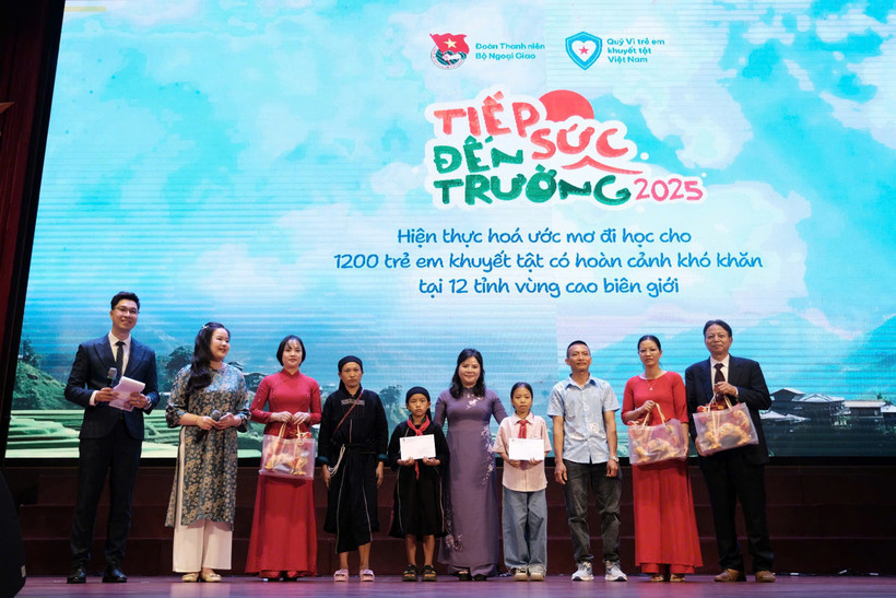 Phát động chương trình "Tiếp Sức Đến Trường" 2025. (Ảnh: CTV/Vietnam+)