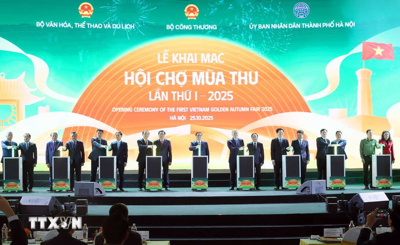 Thủ tướng Phạm Minh Chính và các đại biểu thực hiện nghi thức khai mạc Hội chợ mùa Thu lần thứ nhất năm 2025. (Ảnh: An Đăng/TTXVN)