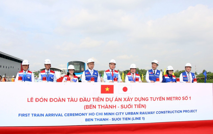 Đón đoàn tàu đầu tiên của tuyến metro số 1 tại Thành phố Hồ Chí Minh. (Ảnh: TTXVN)