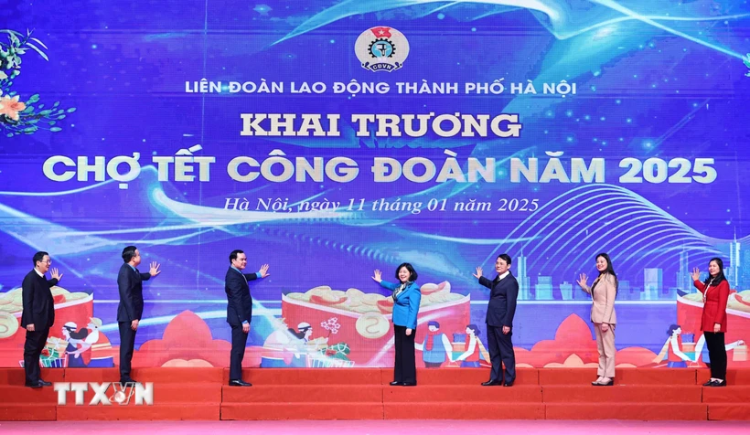 Liên đoàn Lao động thành phố Hà Nội tổ chức chương trình "Tết Sum vầy, Xuân ơn Đảng 2025". (Ảnh: TTXVN)