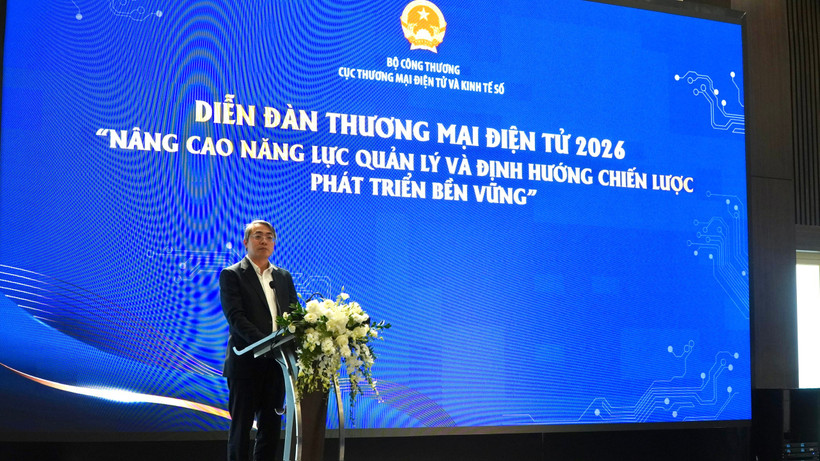 Ông Hoàng Ninh, Phó Cục trưởng Cục Thương mại điện tử và Kinh tế số phát biểu tại diễn đàn. (Ảnh: PV/Vietnam+)