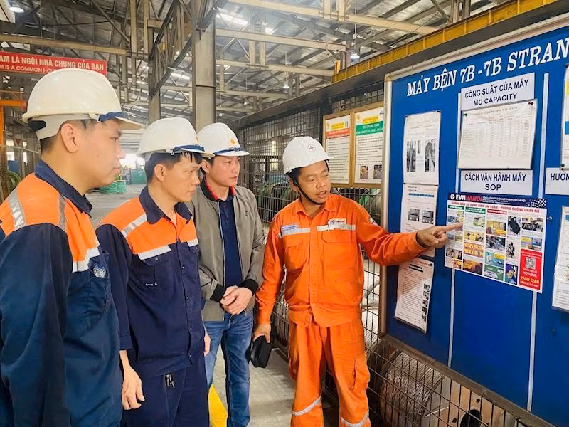 Cán bộ EVNHANOI lan tỏa văn hóa tiết kiệm điện. (Ảnh: EVNHANOI)
