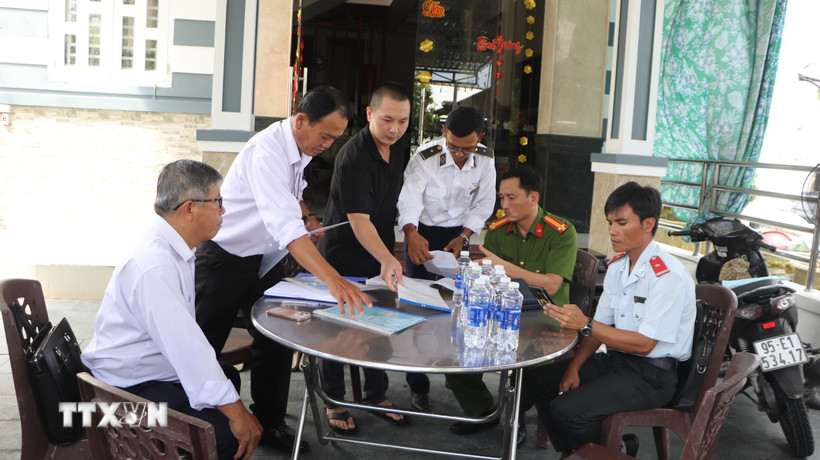 Kiểm tra cơ sở giết mổ gia súc giết mổ gia công cho Công ty cổ phần chăn nuôi C.P Việt Nam chi nhánh Hậu Giang. (Ảnh: Nguyễn Hằng/TTXVN)