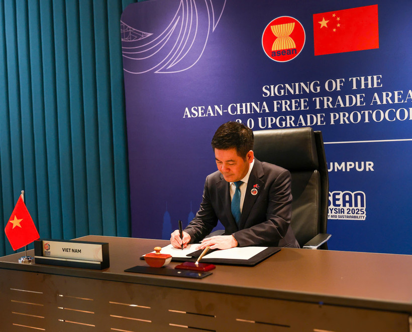 Bộ trưởng Bộ Công Thương Nguyễn Hồng Diên đã thay mặt Chính phủ Việt Nam ký Nghị định thư. (Ảnh: Bộ Công Thương)