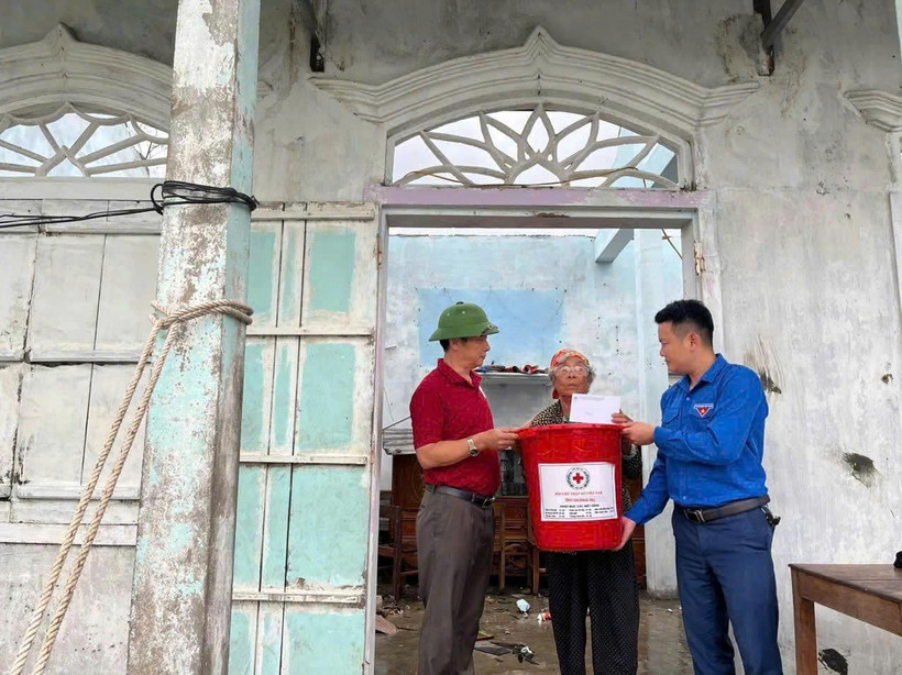 Hội Chữ thập đỏ Quảng Trị hỗ trợ người dân. (Nguồn: Hội Chữ thập đỏ Việt Nam)