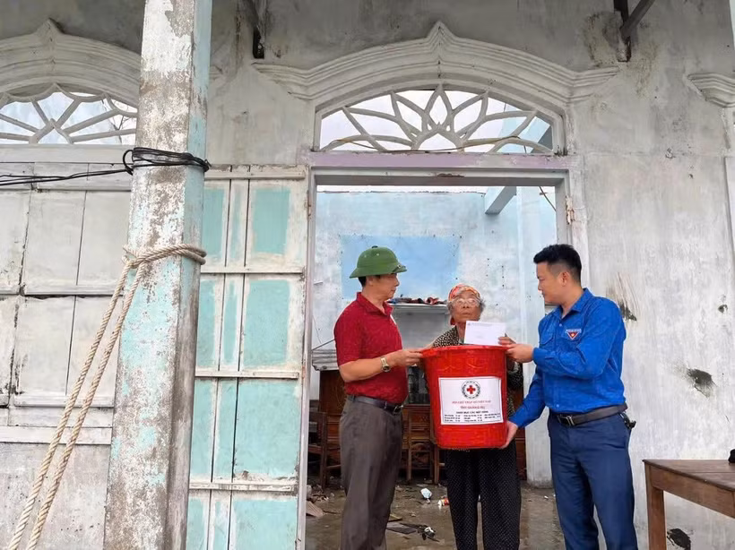 Hội Chữ thập đỏ Quảng Trị hỗ trợ người dân. (Nguồn: Hội Chữ thập đỏ Việt Nam)
