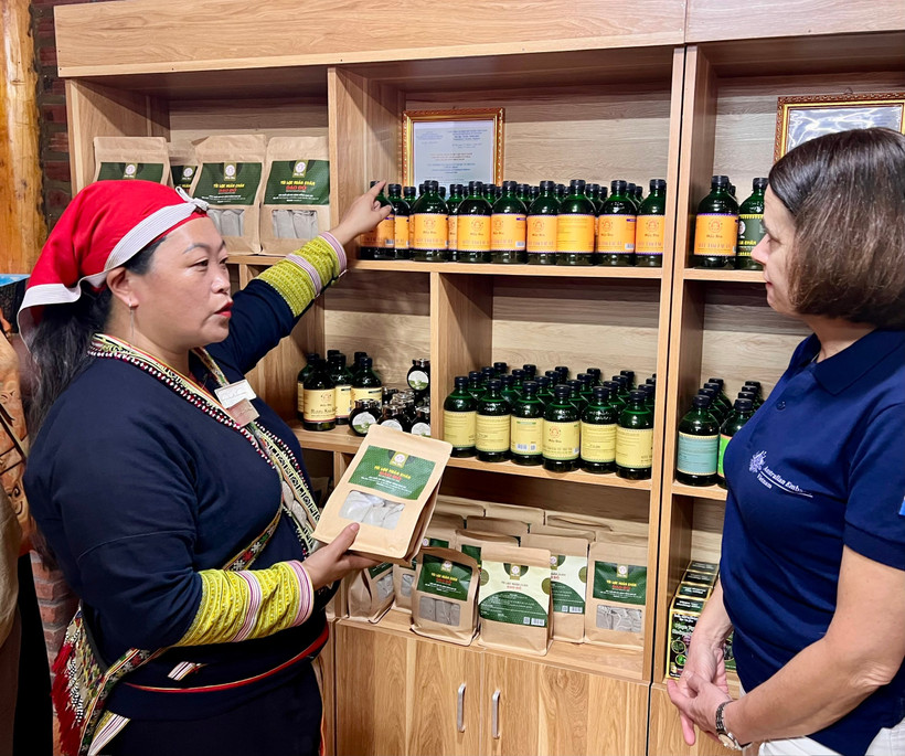 Giới thiệu sản phẩm đặc trưng của đồng bào dân tộc thiểu số. (Ảnh: PV/Vietnam+)