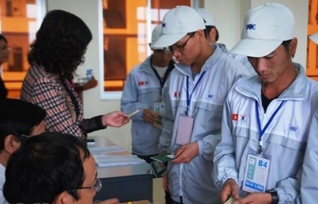 Lao động Việt Nam làm thủ tục sang Hàn Quốc làm việc. (Ảnh: PV/Vietnam+)