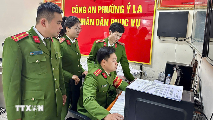 Công an phường Ỷ La, thành phố Tuyên Quang trong ngày làm việc đầu tiên vận hành bộ máy công an 2 cấp. (Ảnh: TTXVN)