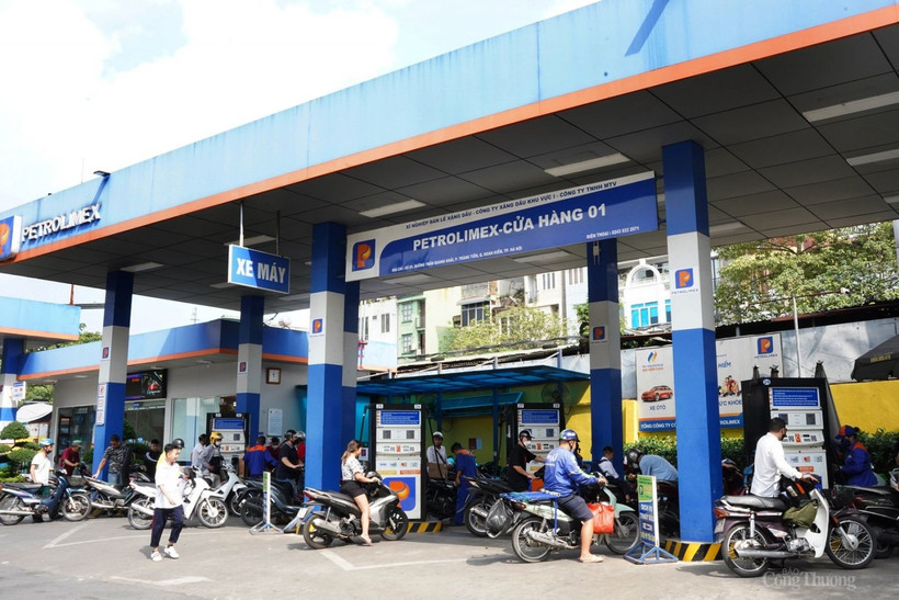 Bộ Công Thương yêu cầu tăng cường kiểm tra kiểm soát hoạt động kinh doanh xăng dầu. (Ảnh: TTXVN)