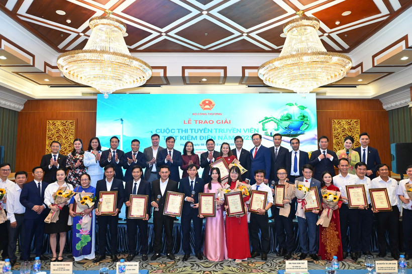 Lễ trao giải Cuộc thi "Tuyên truyền viên tiết kiệm điện năm 2025". (Ảnh: BCT/Vietnam+)