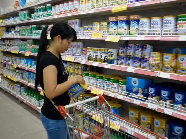 Sữa dạng bột, sữa dạng lỏng là các sản phẩm nằm trong danh mục sản phẩm, hàng hóa có mức độ rủi ro cao thuộc trách nhiệm quản lý nhà nước của Bộ Công Thương. (Ảnh minh hoạ: TTXVN)