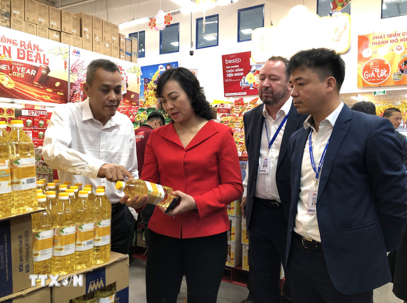 Đoàn công tác Bộ Công Thương khảo sát điểm bán lẻ tại Thành phố Hồ Chí Minh. (Ảnh: Mỹ Phương/TTXVN)