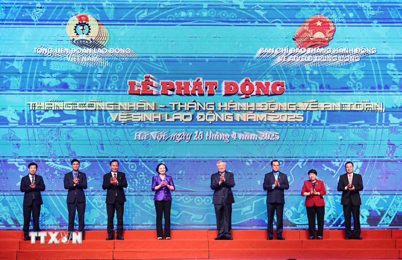 Các đại biểu phát động Tháng Công nhân và Tháng hành động về an toàn, vệ sinh lao động năm 2025. (Ảnh: Minh Đức/TTXVN)