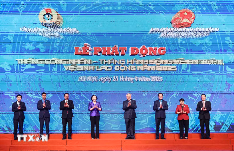 Các đại biểu phát động Tháng Công nhân và Tháng hành động về an toàn, vệ sinh lao động năm 2025. (Ảnh: Minh Đức/TTXVN)