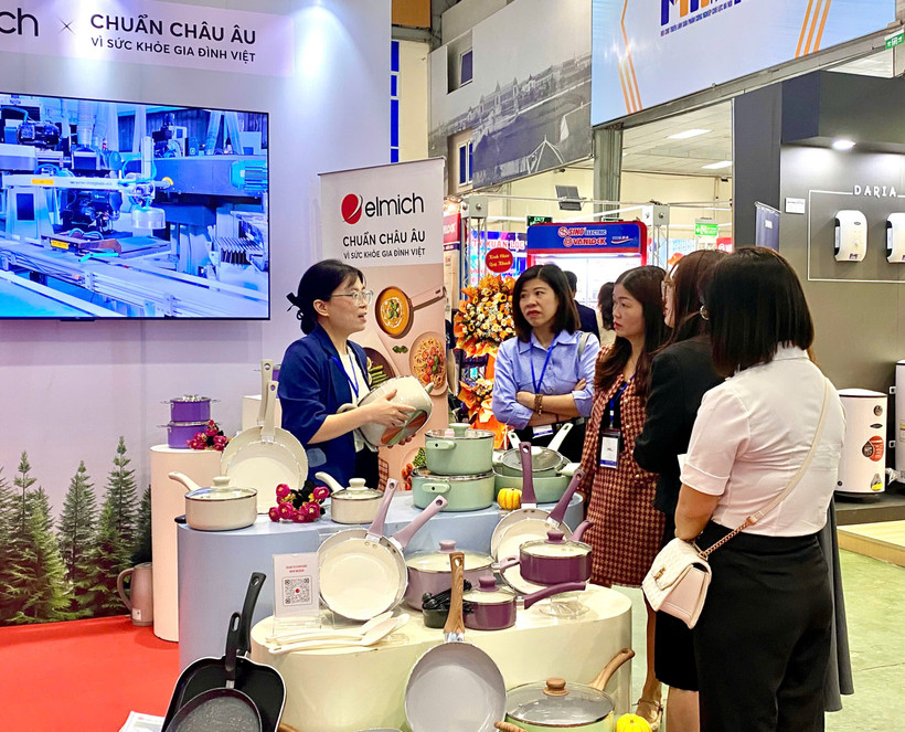 Thành phố Hà Nội đã tổ chức thường niên chương trình hội chợ triển lãm sản phẩm công nghiệp chủ lực, hội chợ xúc tiến thương mại hỗ trợ doanh nghiệp. (Ảnh: PV/Vietnam+)