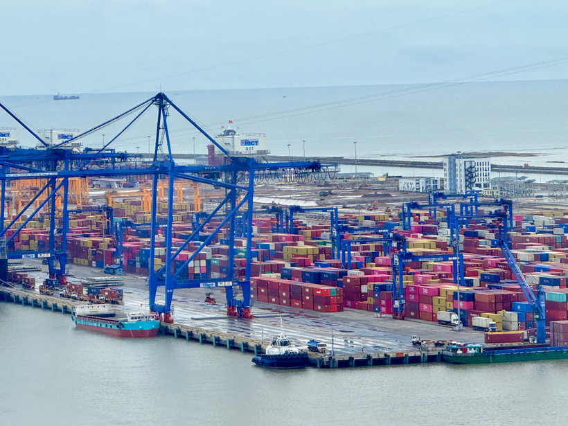 Bộ Công Thương khuyến cáo doanh nghiệp tăng cường đánh giá rủi ro thị trường, đa dạng hóa tuyến vận chuyển và điều kiện giao hàng, hạn chế phụ thuộc vào các tuyến trung chuyển có rủi ro cao. (Ảnh: PV/Vietnam+)