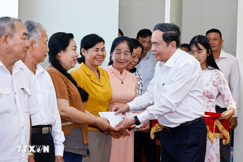 Chủ tịch Quốc hội Trần Thanh Mẫn đến thăm, chúc Tết và tặng quà cho các gia đình chính sách trên địa bàn phường Bình Thủy, thành phố Cần Thơ. (Ảnh: Doãn Tấn/TTXVN)