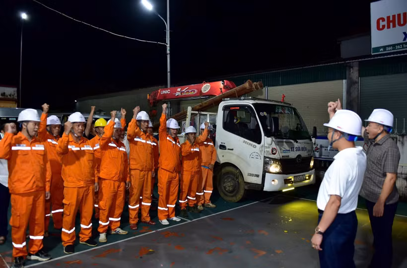 Đội xung kích Công ty Điện lực Lai Châu xuất quân ngay trong đêm 28/9 để hỗ trợ khắc phục sự cố tại Hà Tĩnh. (Ảnh: EVN)