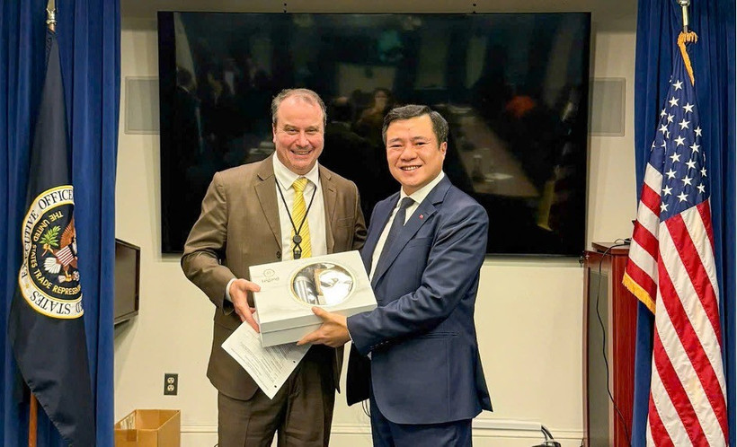 Kết thúc đàm phán lần thứ 5 Hiệp định Thương mại đối ứng Việt Nam-Hoa Kỳ Thứ trưởng Bộ Công Thương, Phó Trưởng Đoàn đàm phán Chính phủ Nguyễn Sinh Nhật Tân và đại diện phía Hoa Kỳ. (Ảnh: BCT/Vietnam+)