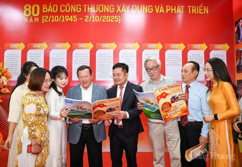 Tổng Biên tập Nguyễn Văn Minh và các thế hệ làm báo Báo Công Thương bên lề buổi lễ kỷ niệm 80 năm Ngày truyền thống. (Ảnh: Báo Công Thương)