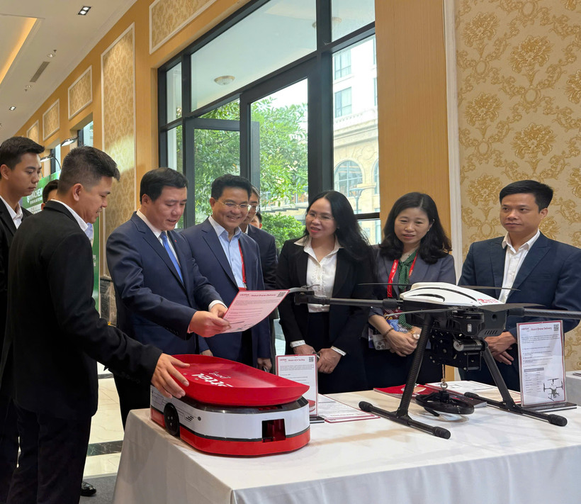 Lãnh đạo Bộ Công Thương tham quan gian hàng triển lãm chuyển đổi số. (Ảnh: PV/Vietnam+)