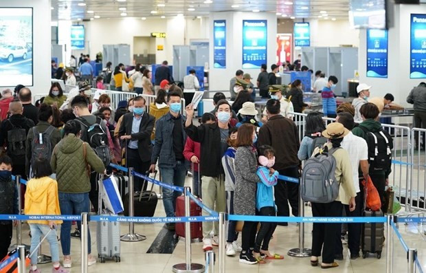 Hành khách làm thủ tục chuyến bay tại Cảng Hàng không Quốc tế Nội Bài. (Ảnh: PV/Vietnam+)