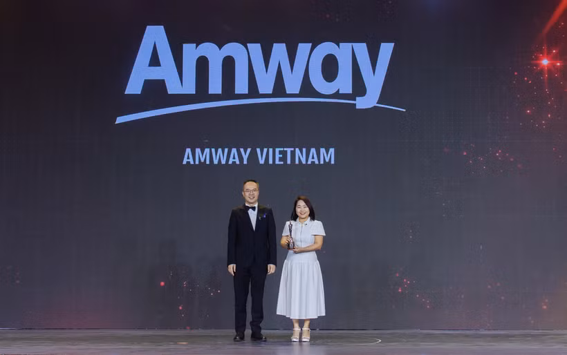 Bà Lê Thị Kim Hoa, Giám đốc Nhân sự Amway Việt Nam nhận giải thưởng từ ban tổ chức. (Nguồn: Vietnam+)