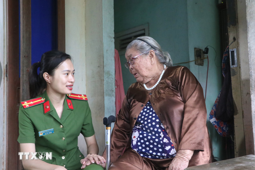 Công an huyện Bình Sơn, tỉnh Quảng Ngãi thăm hỏi, động viên thân nhân người có công. (Ảnh: Đinh Hương/TTXVN)