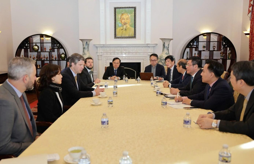 Bộ trưởng Bộ Công Thương Nguyễn Hồng Diên làm việc với lãnh đạo các doanh nghiệp thuộc FDRA. (Ảnh: Nguyên Minh/Vietnam+)