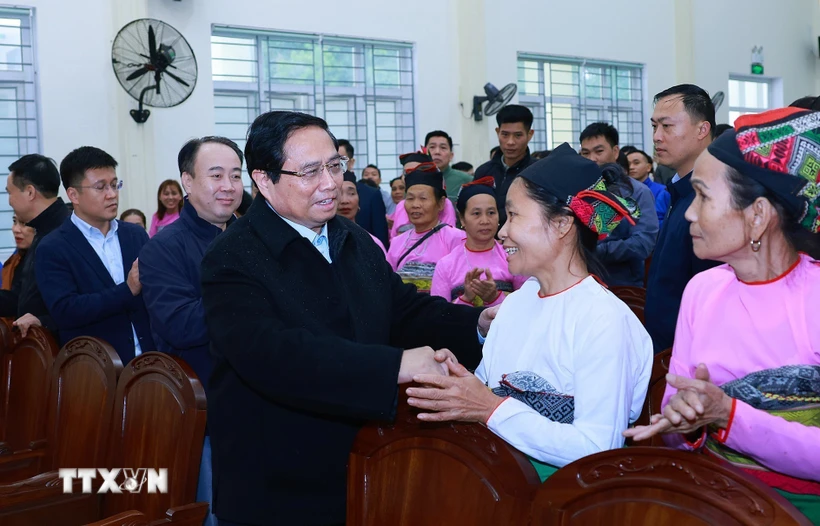 Thủ tướng Phạm Minh Chính chúc Tết nhân dân các dân tộc huyện Ngọc Lặc, tỉnh Thanh Hoá. (Ảnh: Dương Giang/TTXVN)