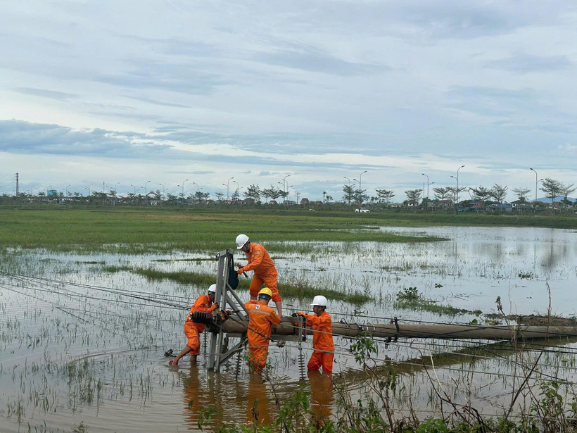 Cán bộ EVN xử lý sự cố và khôi phục cấp điện. (Nguồn: EVN)